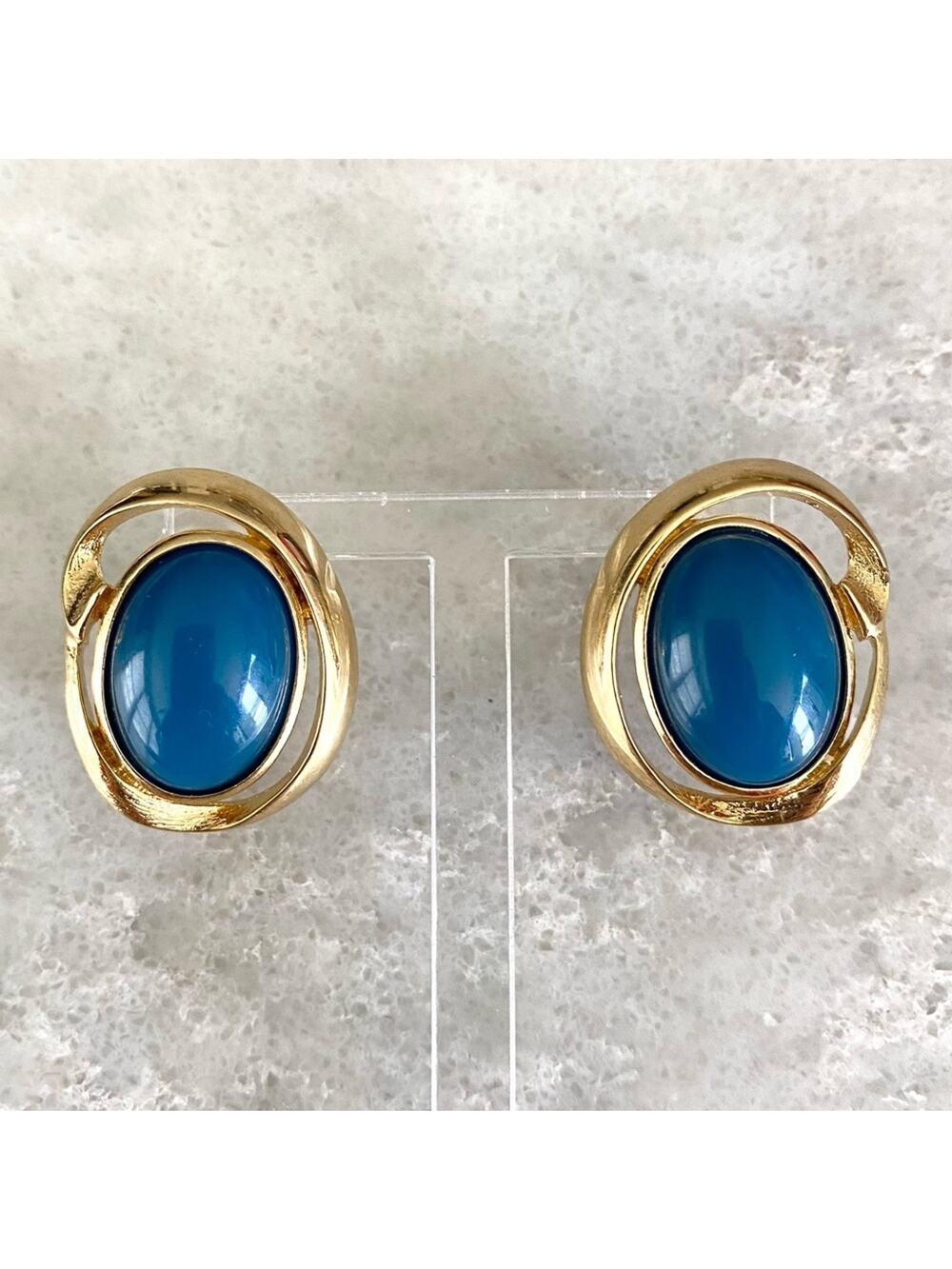 70s Trifari Gold Blue Round Elegant Earrings